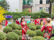 Xem ăn chơi - Giới trẻ TP.HCM nô nức rủ nhau diện đồ xinh xuống phố, Tết đang đến thật gần rồi!