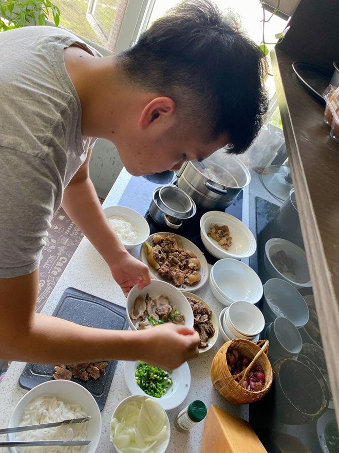 Chiều vợ như chồng kém 7 tuổi của Lê Phương, sáng-trưa-chiều vào bếp, đặc sản cũng tự nấu - 2