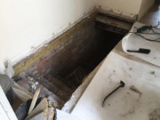 Tin tức - Đến nhà mới thấy sàn loang lổ, người đàn ông đục ra phát hiện điều bí mật ở bên dưới