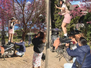 Xem ăn chơi - Ekip chụp ảnh siêu có tâm, cô gái được bộ ảnh "để đời" với hoa mai anh đào Đà Lạt