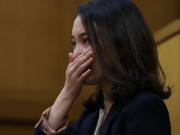 Làm vợ - Trèo tường trốn mẹ chồng về thăm nhà đẻ, tôi khóc không thành tiếng nhìn cảnh tượng trong phòng