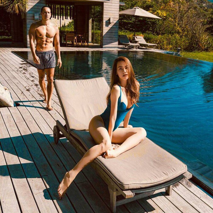 Mẹ 3 con Hồ Ngọc Hà diện bikini một mảnh màu xanh dương khoe vòng 1 căng đầy và đôi chân dài nuột nà.