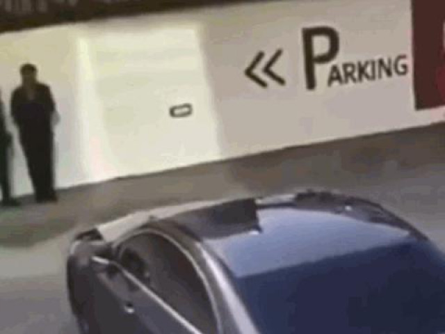 Clip Eva - Clip: Đạp nhầm chân ga, nữ khách hàng húc nam nhân viên dính vào tường