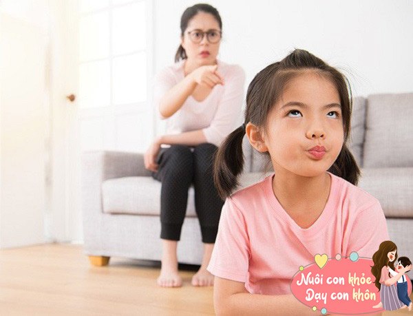 Trẻ thể ngụy trang sự thiếu vắng tình thương bằng những hành động bướng bỉnh, không nghe lời, nhằm tìm kiếm sự chú ý.