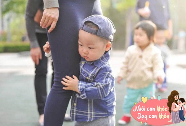 Trẻ thiếu tình thương cũng thường xuyên bám dính mẹ.