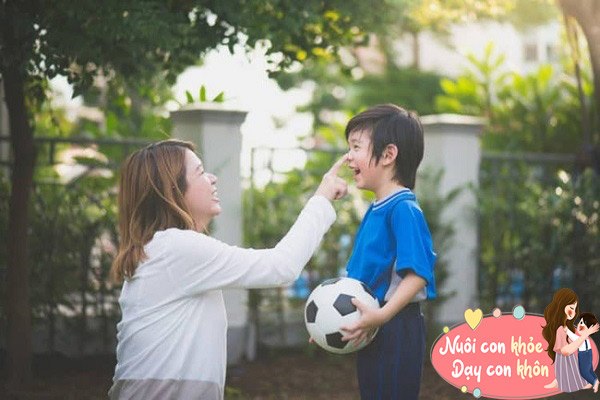 Một lời khen ngợi ở mức độ vừa phải, đúng lúc đúng chỗ sẽ trở thành động lực khiến trẻ trở nên tự tin hơn, ngày càng tiến bộ.