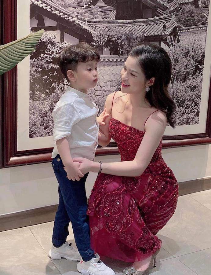 Ly hôn gần 3 năm, DV Việt Anh thân thiết vợ cũ hotgirl, xây biệt thự tặng con trai - 8