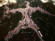 Xem ăn chơi - Thị trấn có hình dáng kỳ lạ khiến ai cũng không dám tin nó có thật