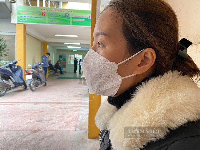 Chị Nguyễn Thanh Huyền Anh (bác dâu bé gái Ngọc A.) lặng lẽ ngồi bên ngoài Khoa hồi sức tích cực Nhi, Bệnh viện Xanh Pôn. Ảnh: Gia Khiêm