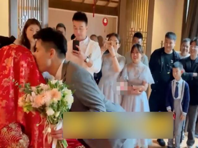Hôn trán cô dâu rồi lật khăn trùm đầu, chú rể hết hồn với danh tính người ngồi trên giường
