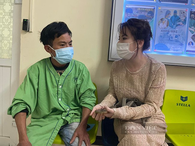 Người dân đến gặp bố cháu bé (bên trái) hỏi thăm. Ảnh: Gia Khiêm