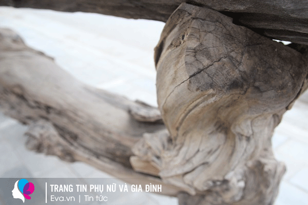 Ngay cả phần chân cũng được dùng bằng gỗ lim nguyên bản.