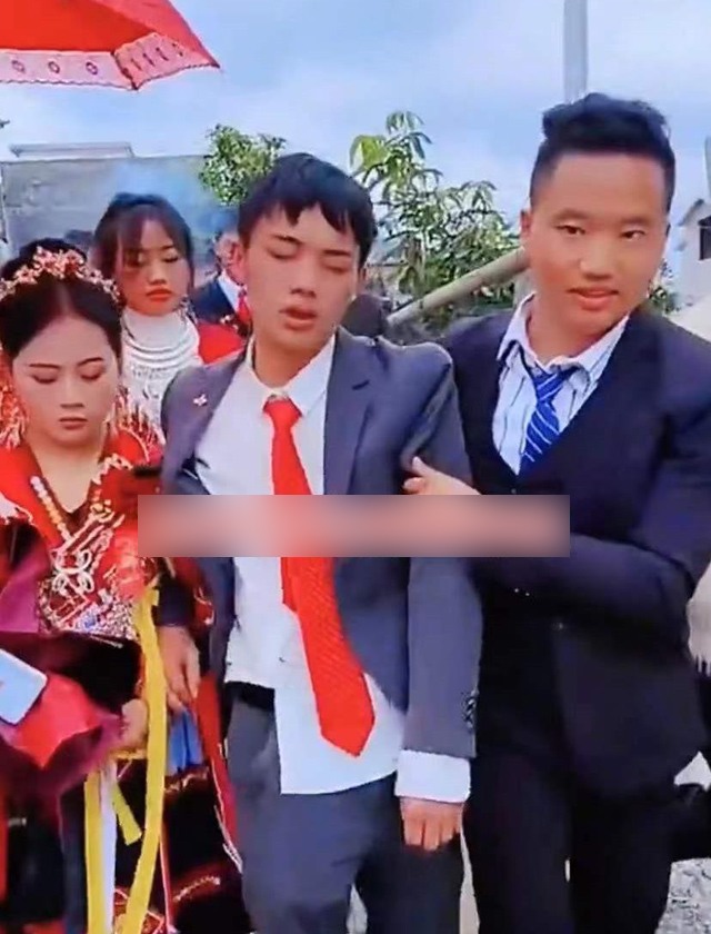 Chú rể khóc đến lả người khi rời khỏi nhà, thái độ ngược của cô dâu càng gây chú ý - 1