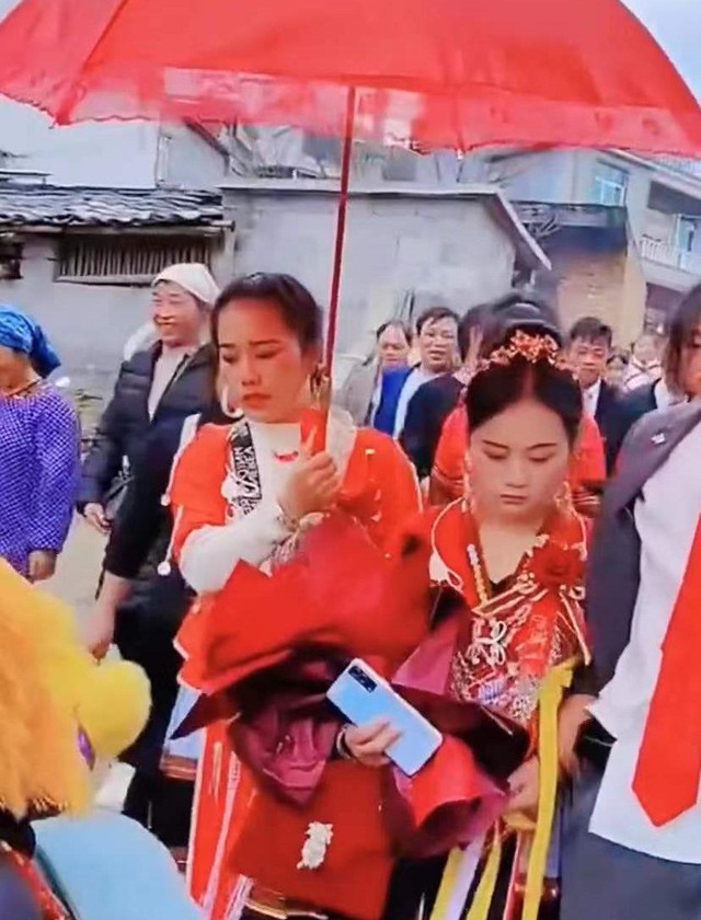 Chú rể khóc đến lả người khi rời khỏi nhà, thái độ ngược của cô dâu càng gây chú ý - 2