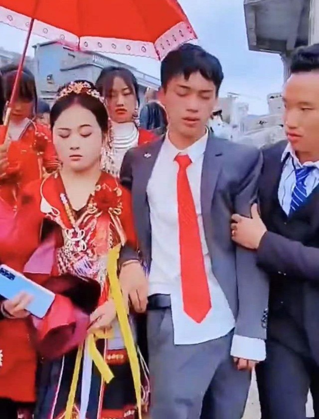 Chú rể khóc đến lả người khi rời khỏi nhà, thái độ ngược của cô dâu càng gây chú ý - 4