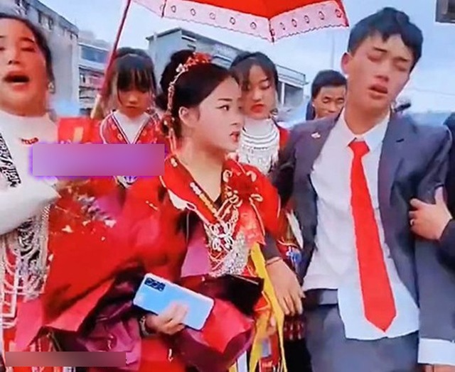 Chú rể khóc đến lả người khi rời khỏi nhà, thái độ ngược của cô dâu càng gây chú ý - 5