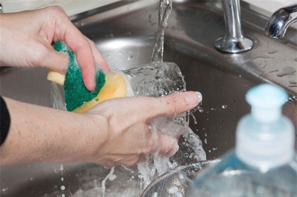 Có nên dùng nước nóng để rửa bát? Nhiều người rửa bát 20 năm nay cũng không biết rõ - 3