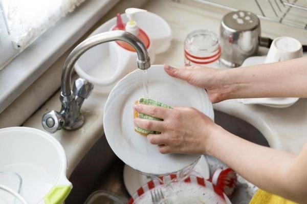 Có nên dùng nước nóng để rửa bát? Nhiều người rửa bát 20 năm nay cũng không biết rõ - 1