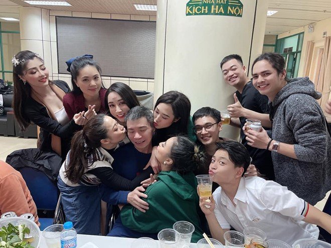 Bà xã đăng ảnh Công Lý ôm hôn gái trẻ.