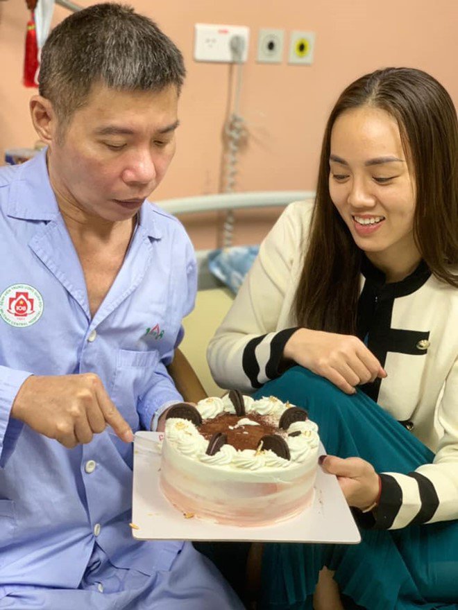 1 năm qua, Công Lý gặp vấn đề sức khỏe, anh được vợ trẻ ở bên yêu thương, chăm sóc.