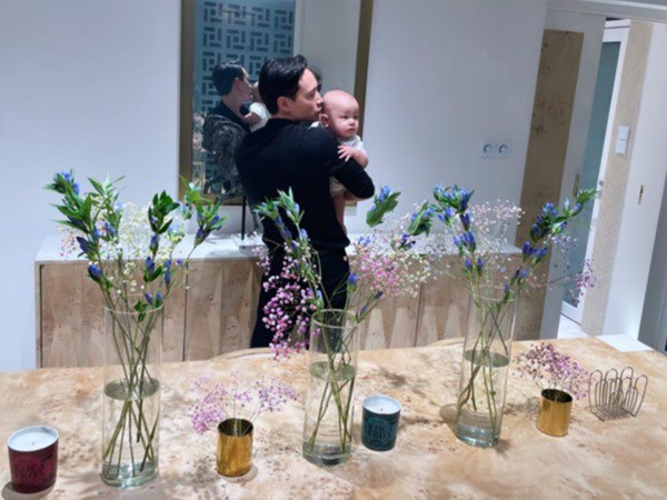 Năm đầu tiên đón Tết trong biệt thự mới, Hồ Ngọc Hà mua loại hoa hot này về cắm sớm - 9