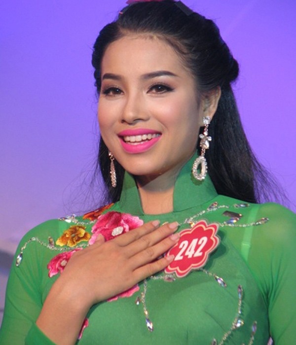 11 6264 1468901875 1642776312 150 width600height700 Một Hoa hậu đẹp nhất nhì Việt Nam bị đặt nghi vấn thẩm mỹ xuyên lục địa