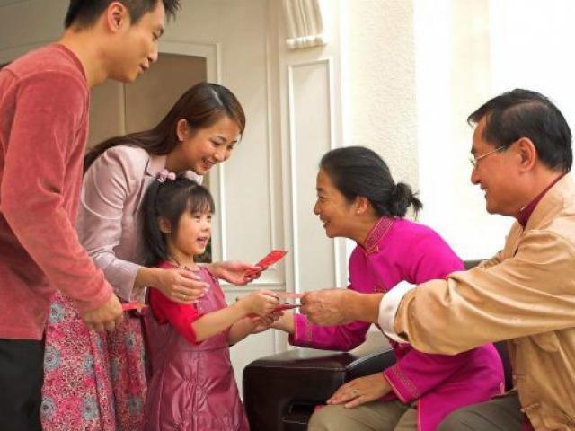 Không hề mê tín: Bà bầu ngày Tết kiêng quét dọn, tránh đi xông nhà kẻo xui xẻo