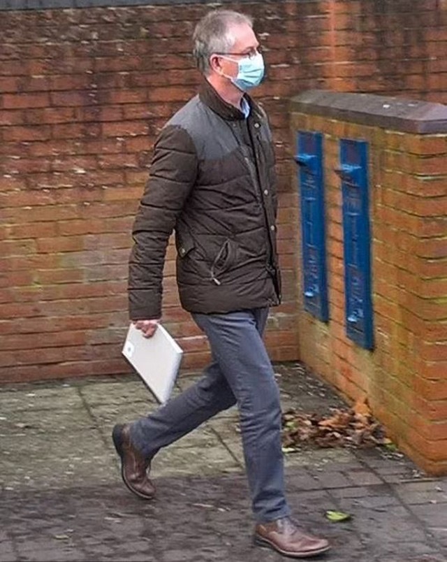 Ông Nicholas John Chapman.