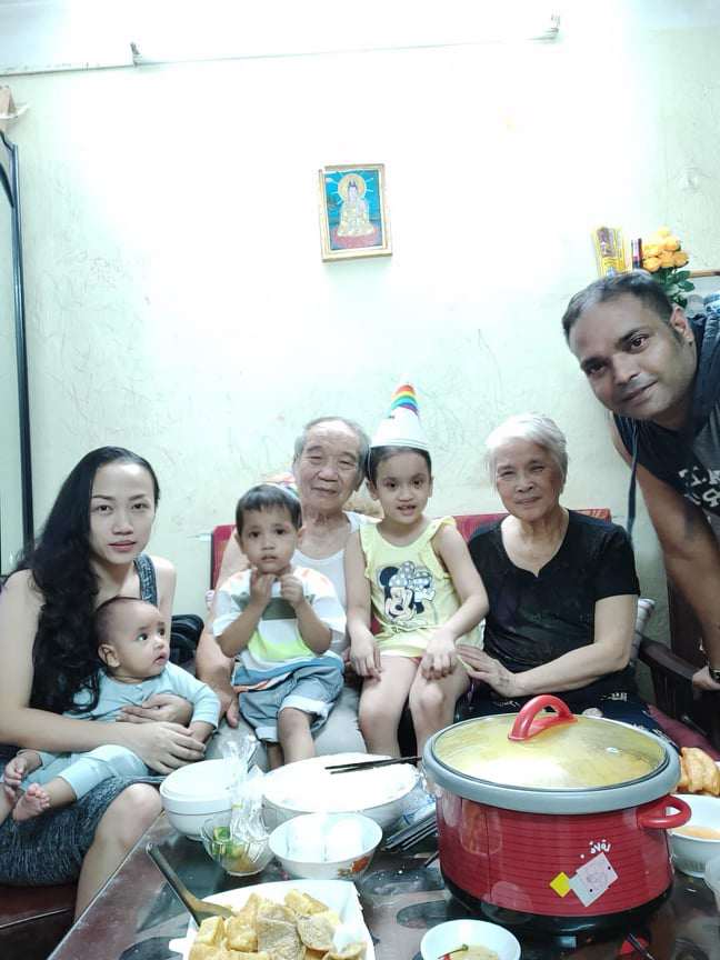 Mẹ Việt lấy thầy giáo Ấn Độ đẻ 2 con đúc khuôn bố, đến con thứ 3 lại trắng bóc - 13