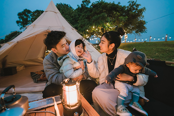 Cho những chuyến đi cuối năm, cả nhà Xoài ấm áp và đồng điệu trong mẫu áo khoác phao siêu nhẹ Ultra Light Down. Với tiêu chí gọn, nhẹ, ấm, trang phục này giúp cả gia đình thoải mái tận hưởng mùa Tết gần đến.