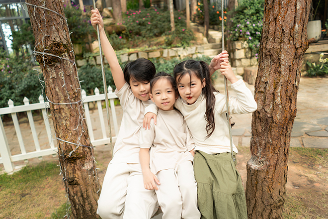 Các thành viên nhỏ tuổi nhà Ốc Thanh Vân vừa thoải mái, vừa tinh tế lại vừa cá tính trong những trang phục đơn giản và đa năng từ UNIQLO