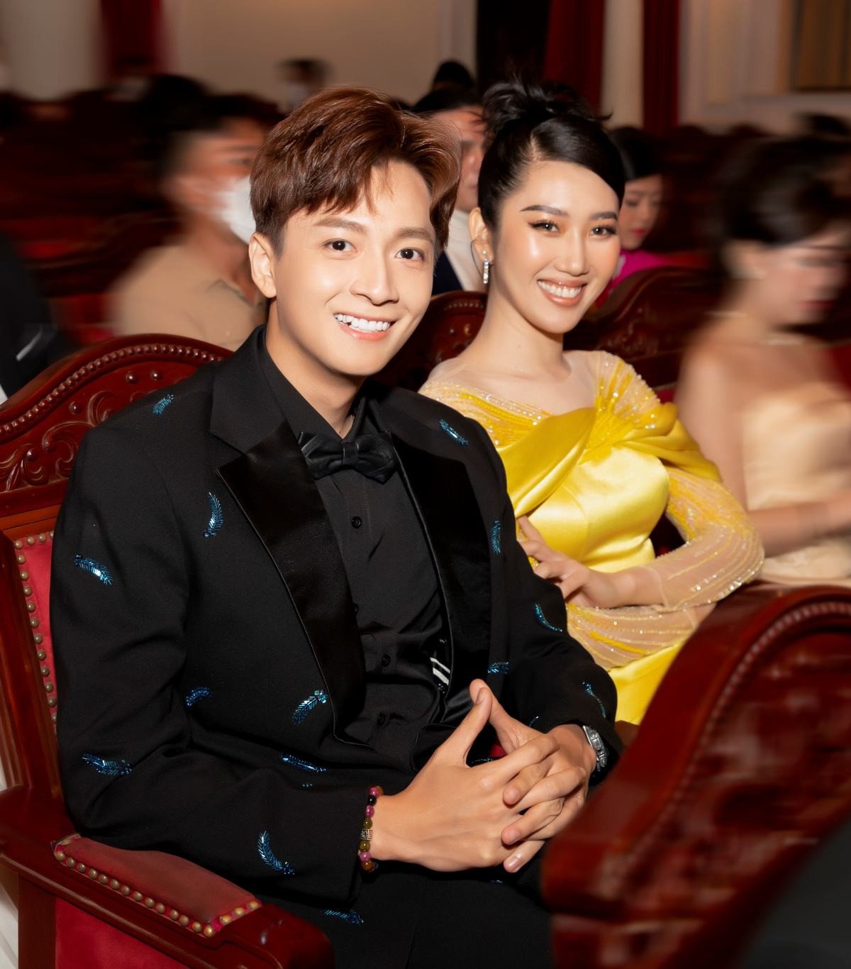 Ngô Kiến Huy và Thuý Ngân được vinh danh ở hạng mục Nam/Nữ diễn viên được yêu thích nhất.