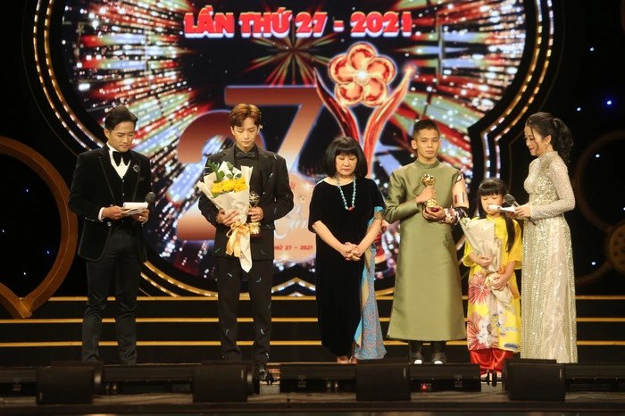 Các con nuôi thay mặt cố nghệ sĩ Phi Nhung nhận giải Ca sĩ hát nhạc dân ca.