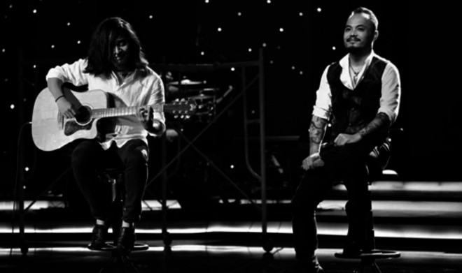 Guitarist Trần Tuấn Hùng và nghệ sĩ Trần Lập lúc sinh thời trên sân khấu.