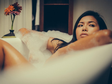 Phim của siêu mẫu Minh Tú gây sốc với cảnh nóng trần trụi, thoại  “thô nhưng mà thật”