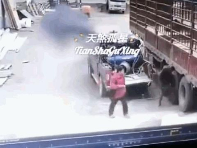 Clip Eva - Clip: Lốp ô tô phát nổ kinh hoàng, hất văng người thợ sửa chữa