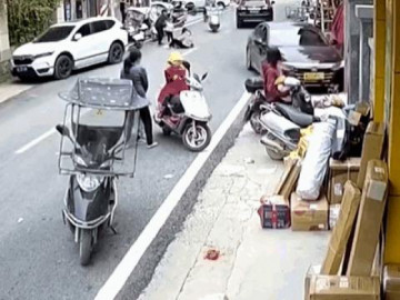 Clip: Đạp nhầm chân ga, nữ tài xế tông trúng 4 người trên phố