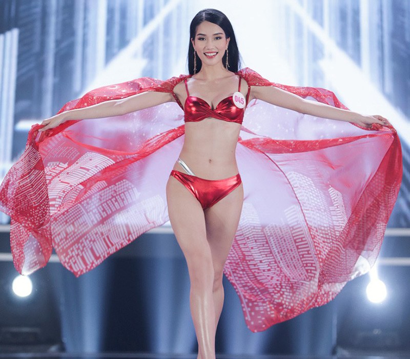 Phương Anh từng tỏa sáng rực rỡ với màn trình diễn bikini màu đỏ cùng áo choàng xuyên thấu trên sân khấu của Hoa hậu Việt Nam 2020.
