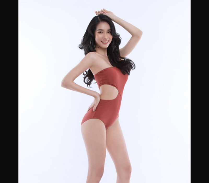 Phương Anh ứng dụng khéo léo bodysuit khoét eo khoe được vòng hai nhỏ nhắn và săn chắc không mỡ thừa.
