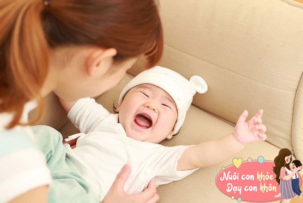 Nḗu trước 1 tuổi bé có thể nói ᵭược những từ có nghĩa: Mẹ, bà... kèm theo biểu hiện nhìn vḕ hướng mẹ ᵭể bày tỏ mong muṓn gọi mẹ hay ᵭược mẹ bḗ thì ᵭó chính là dấu hiệu của một em bé có IQ cao vḕ ngȏn ngữ.