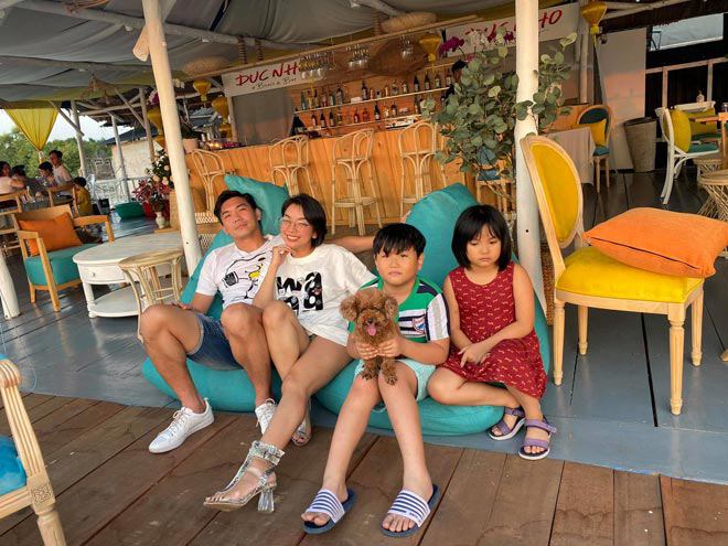 Hơn chục năm hôn nhân, như mọi cặp đôi khác, vợ chồng ca sĩ Phương Anh cũng trải qua nhiều thăng trầm, biến cố. Hôn nhân của họ có thời điểm suýt tan vỡ. Và rồi cô nhận ra, họ có quá nhiều thứ gắn kết, từ tình yêu chân thành đến con cái nên đã cố gắng giữ được cuộc hôn nhân ấy một phần nhờ cả vào sự nhạy cảm của người a classTextlinkBaiviet hrefhttps://eva.vn/phụ nữ/a.