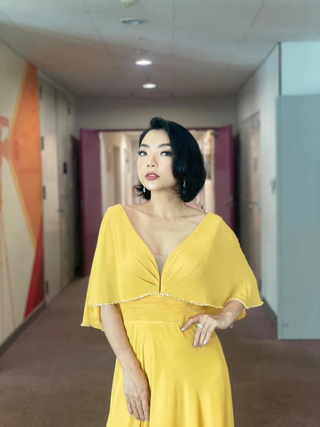 Nữ ca sĩ cũng là một trong những ca sĩ trẻ nhất được Nhà nước phong tặng danh hiệu Nghệ sĩ ưu tú năm 2019, hiện đang công tác tại Đoàn Nghệ thuật Quân chủng Hải quân với hàm Trung tá.