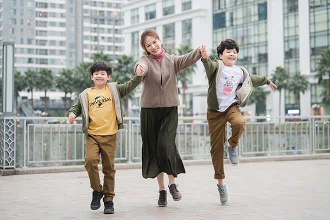 Sự lựa chọn trang phục của các thành viên trong gia đình MC – Diễn viên Đan Lê đều đáp ứng tiêu chí giản đơn, trẻ trung, năng động và đầy phong cách