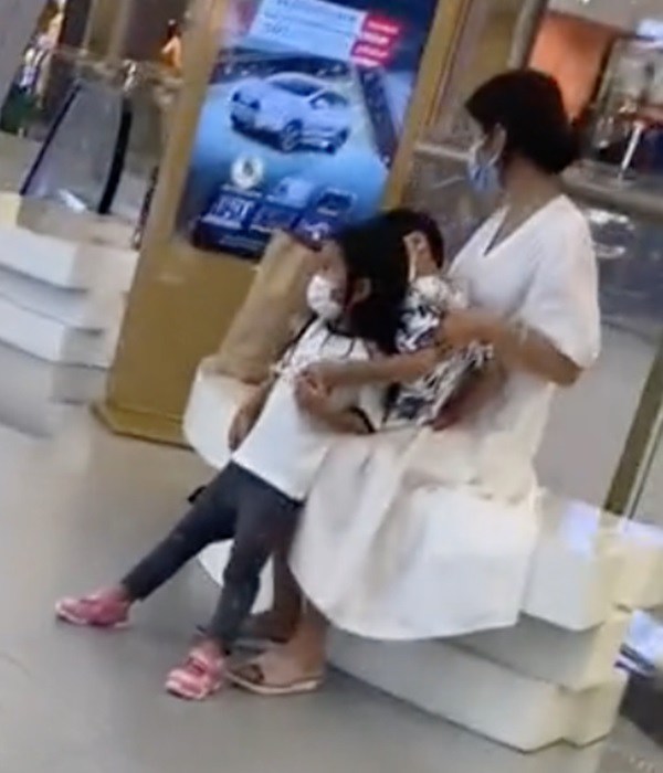 Người đi đường gặp cảnh Tăng Thanh Hà một nách hai con, bé gái thấy rõ mặt - 2
