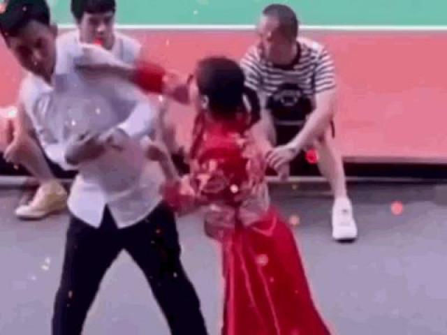 Clip Eva - Clip: Chú rể tức giận ôm cô dâu ném vào thùng rác và lý do bất ngờ