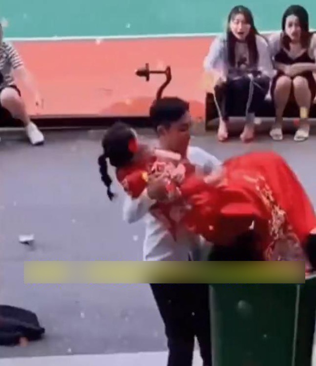 Chú rể ném thẳng cô dâu vào thùng rác sau đám cưới, biết lý do CDM liền amp;#34;quay xeamp;#34; - 1