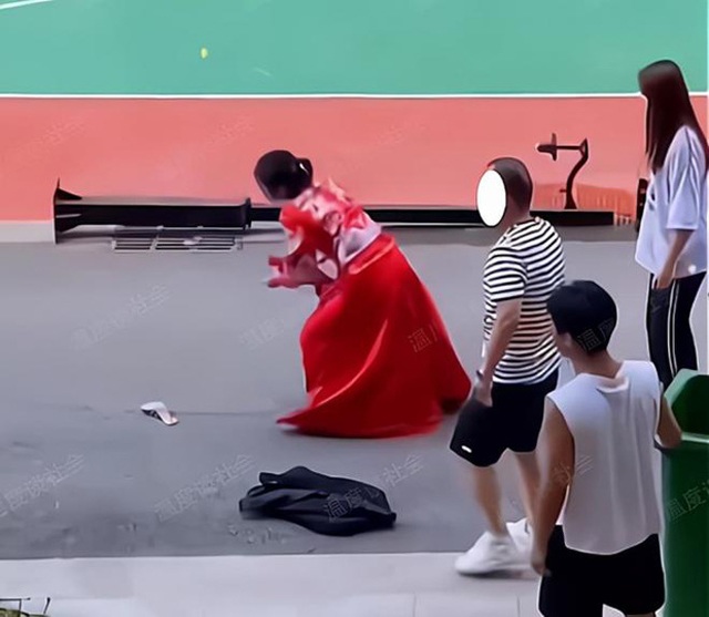 Chú rể ném thẳng cô dâu vào thùng rác sau đám cưới, biết lý do CDM liền amp;#34;quay xeamp;#34; - 4