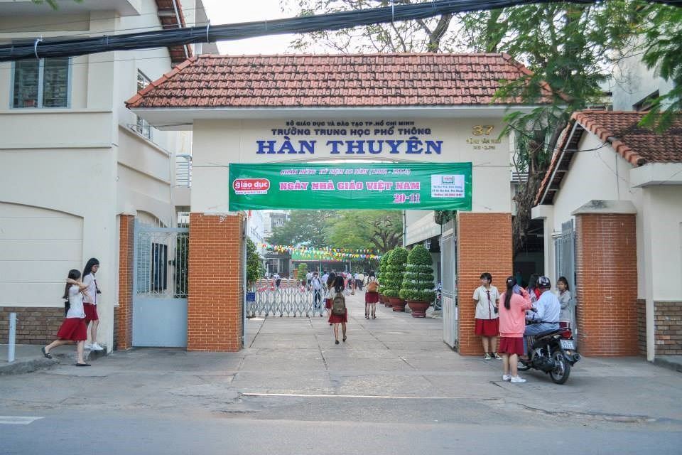 Trường THPT Hàn Thuyên (quận Phú Nhuận) nơi xảy ra sự việc giáo viên đâm compa vào tay học sinh. Ảnh H.T