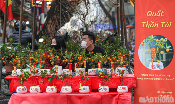 Không khó để bắt gặp cảnh người bán ngóng người mua.