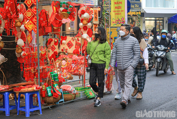 Những món đồ trang trí trong ngày Tết cũng được bày bán tại đây.
